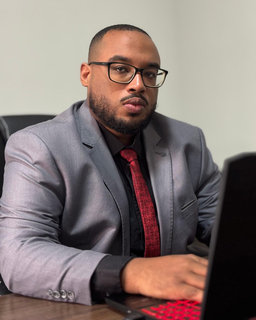 Iuri Rafael dos Santos, advogado, em seu escritório